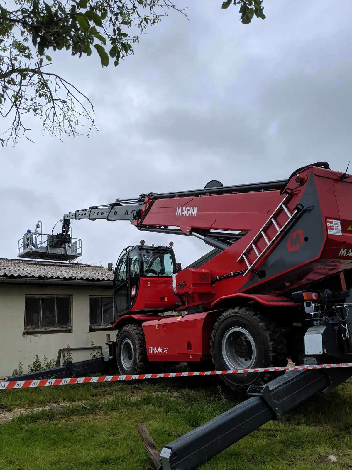 Chantier de désamiantage de toiture en fibrociment mené par les équipes Voillaume