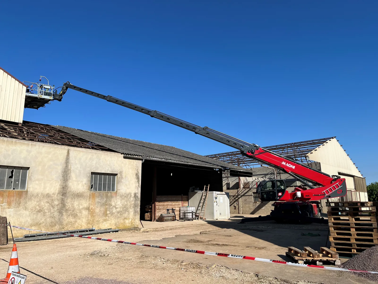 Chantier de désamiantage de toiture en fibrociment mené par les équipes Voillaume