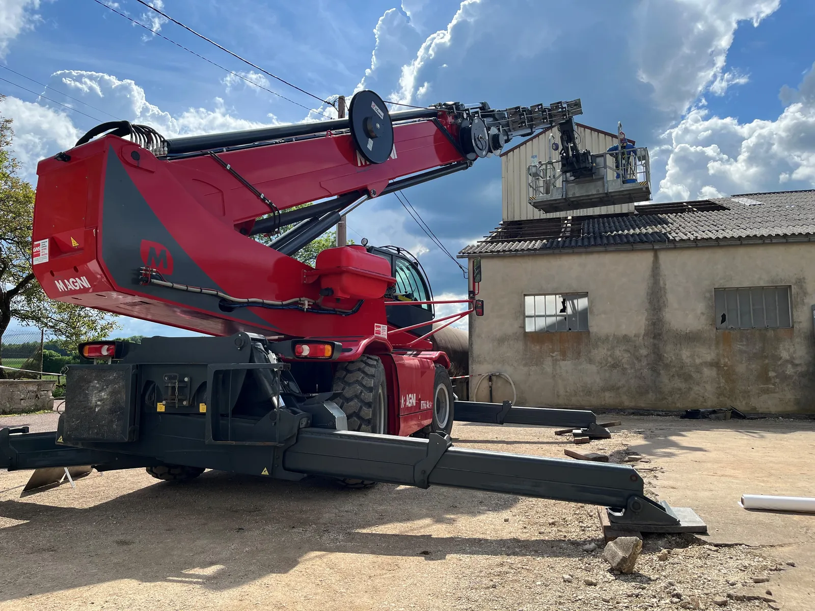 Chantier de désamiantage de toiture en fibrociment mené par les équipes Voillaume