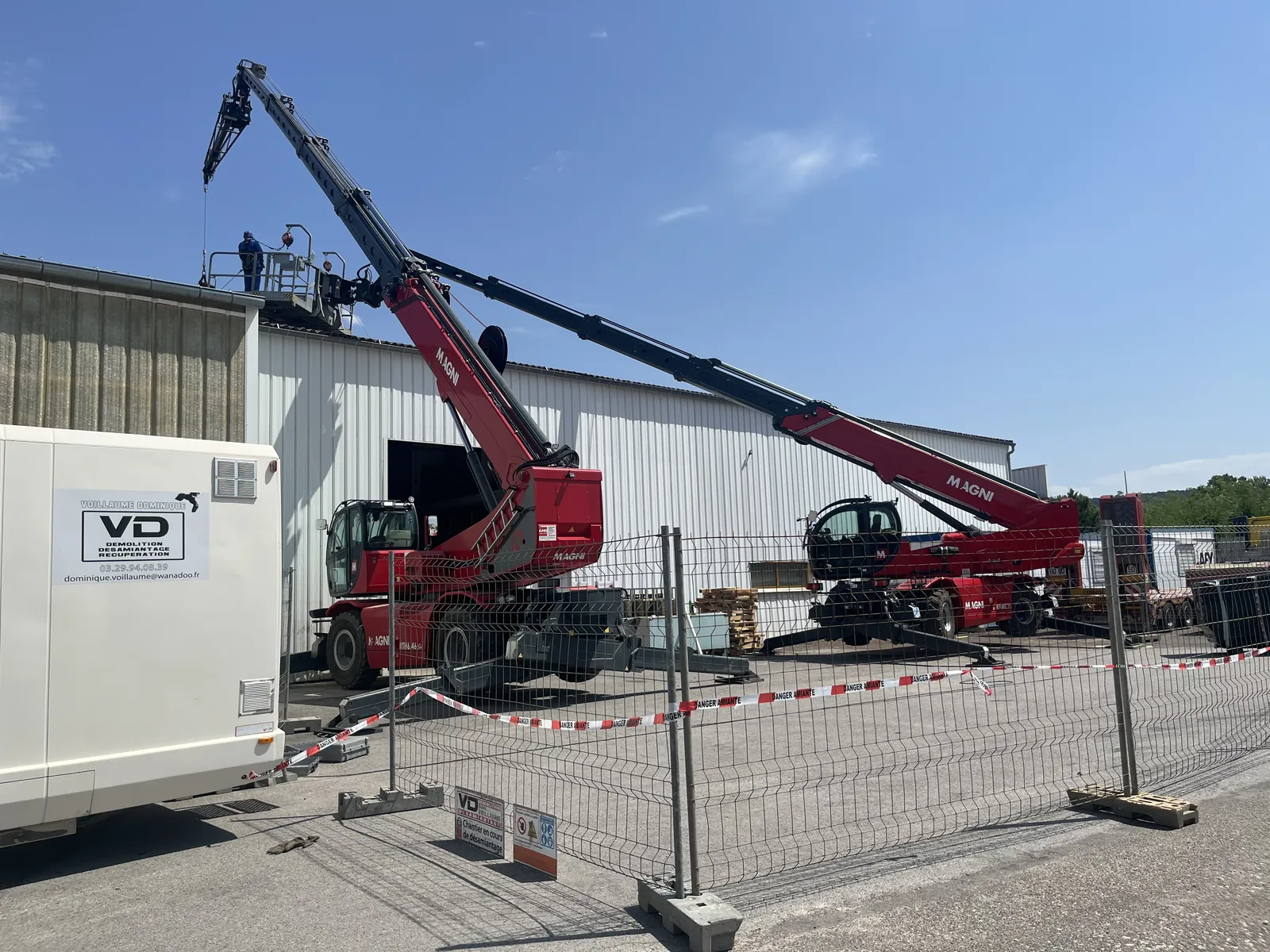 Chantier de désamiantage de toiture en fibrociment mené par les équipes Voillaume