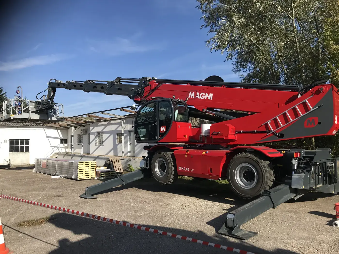 Chantier de désamiantage de toiture en fibrociment mené par les équipes Voillaume