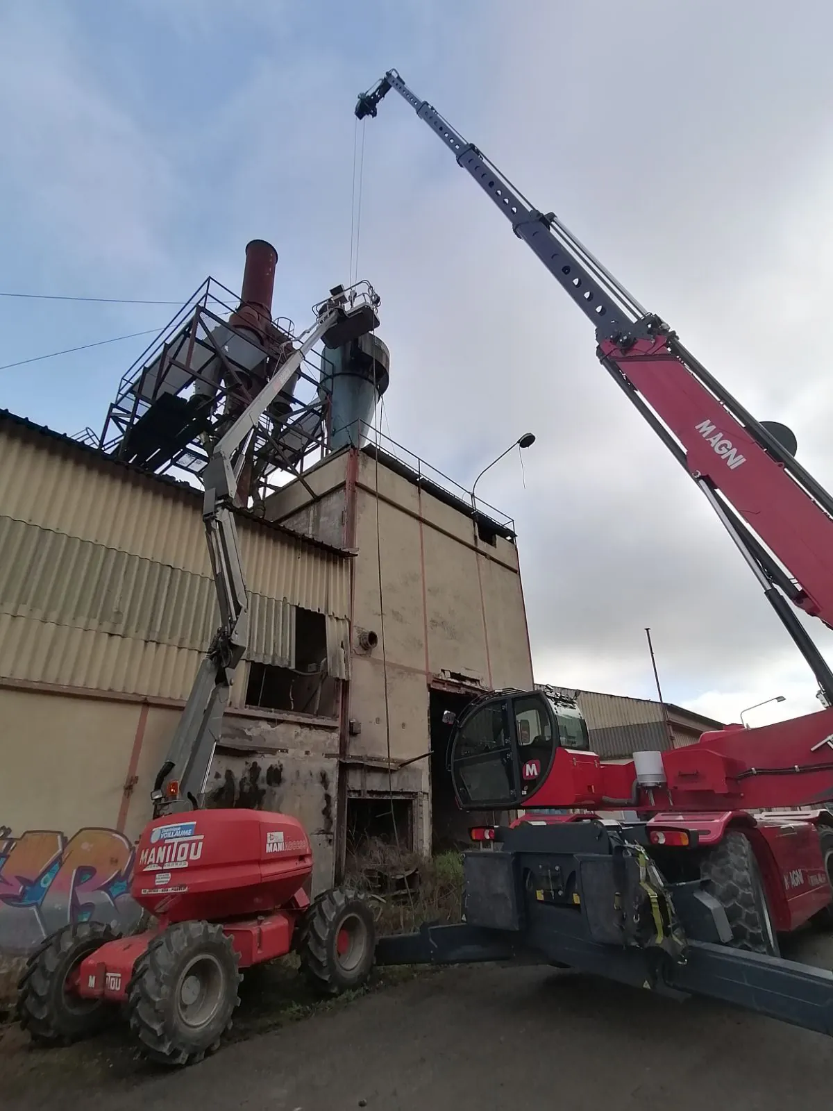 Chariot télescopique MAGNI RTH 6.46 avec nacelle, en intervention sur chantier