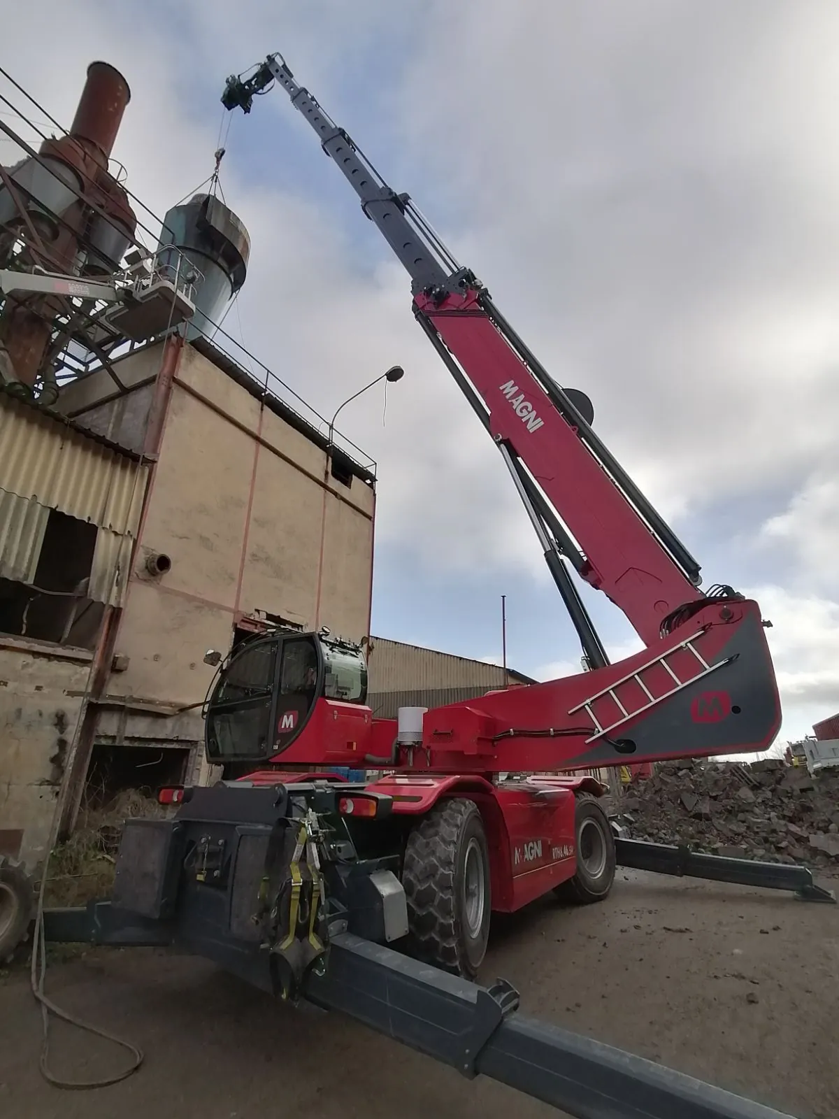 Chariot télescopique MAGNI RTH 6.46 avec nacelle, en intervention sur chantier